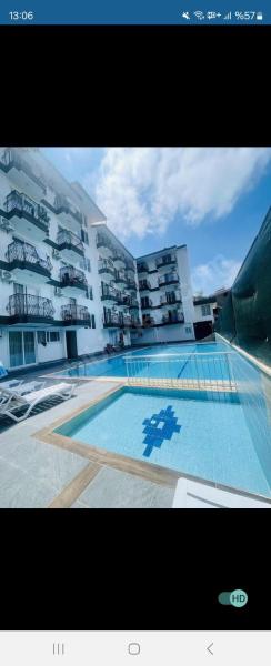 Centre Side Pool Suite